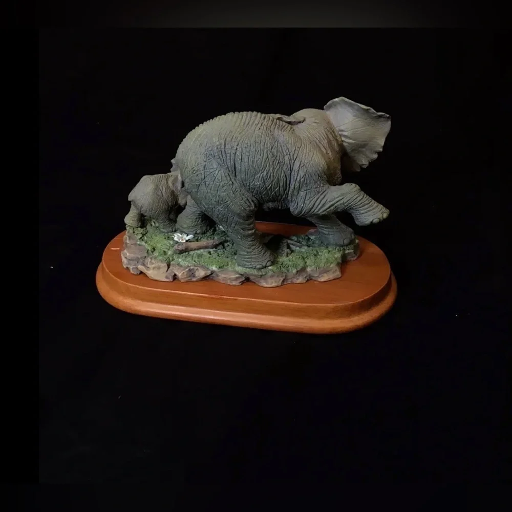 La Verona Collection Elephant With Baby Figurines Elephant babyelephant statue